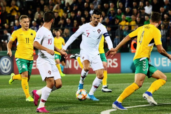 ¡Noche mágica! Cristiano Ronaldo se luce en goleada de Portugal marcando un póker