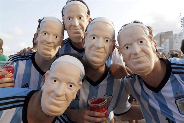 Argentinos y holandeses disfrutando de un gran ambiente en las gradas .
