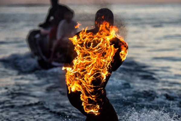 Jamie O'Brien, el surfista que conquista las olas envuelto en llamas
