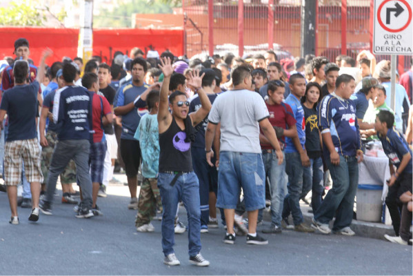 Barras de Olimpia y Motagua protagonizaron otro hecho bochornoso en Tegucigalpa.