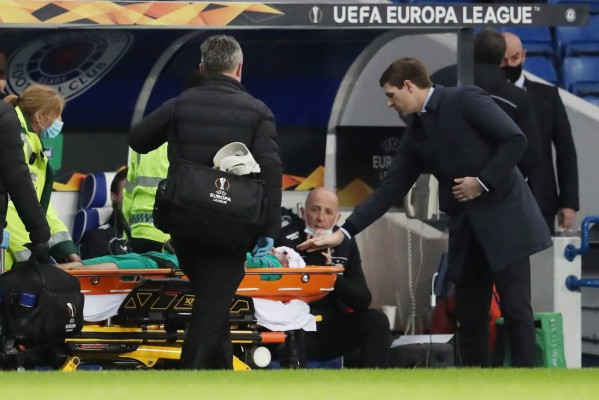 ¡Brutal patada en la Europa League! Delantero del Rangers le partió el rostro al portero del Slavia Praga