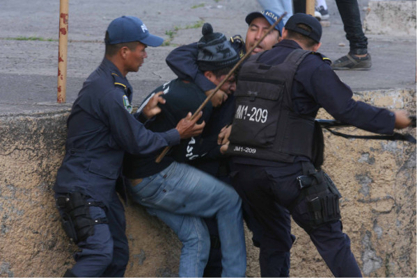 Barras de Olimpia y Motagua protagonizaron otro hecho bochornoso en Tegucigalpa.