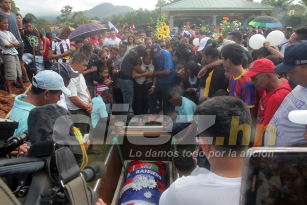 FOTOS: Las desgarradoras imágenes del sepelio de Arnold Peralta