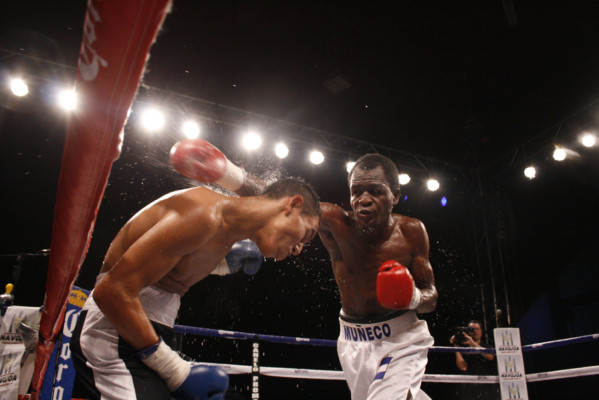 'El Muñeco' vence a otro mexicano