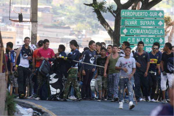 Barras de Olimpia y Motagua protagonizaron otro hecho bochornoso en Tegucigalpa.