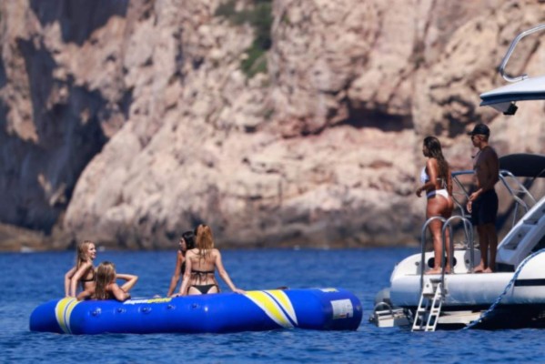¡Rodeado de mujeres! Las candentes vacaciones de Neymar en Ibiza y con la ex de Maluma