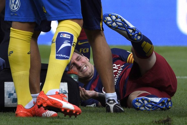FOTOS: El dolor de Messi por el golpe en su rodilla izquierda