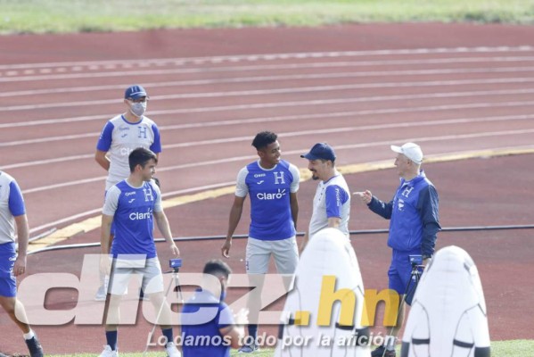 El 'spray mágico' de Fabián Coito y la plática con Choco Lozano: Así fue el cuarto día de entrenamiento de Honduras