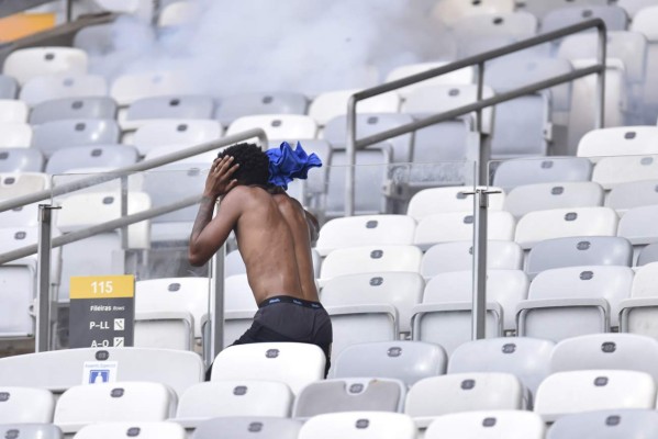 ¡Caos en Brasil! Desciende el Cruzeiro y el estadio se convierte en zona de guerra