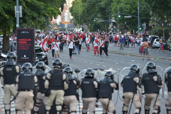 ¡Relajo tras relajo! Nuevos incidentes en las afueras del Estadio Monumental