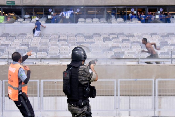 ¡Caos en Brasil! Desciende el Cruzeiro y el estadio se convierte en zona de guerra