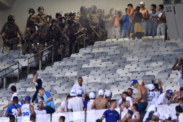 ¡Caos en Brasil! Desciende el Cruzeiro y el estadio se convierte en zona de guerra