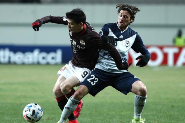 Locura en época de coronavirus: Equipo usa muñecas sexuales en las graderías y luego piden perdón