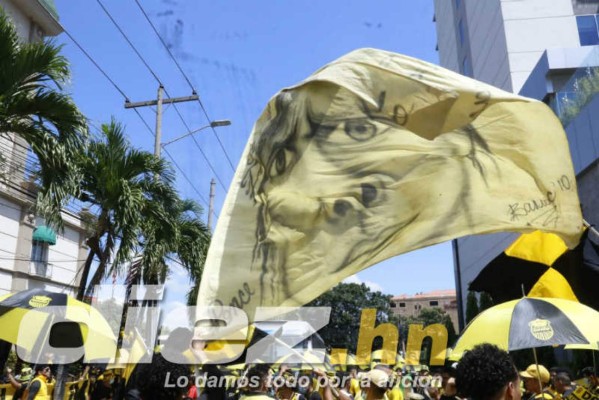 'Rip Marathón': Así fue el espectacular banderazo de los aficionados de Real España previo al Clásico