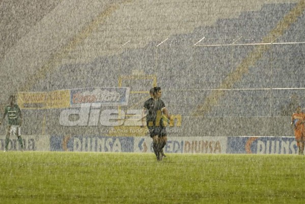 NO VISTE EN TV: Lluvia, mujeres lindas y susto en La Ceiba