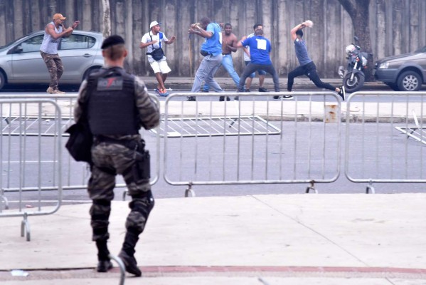 ¡Caos en Brasil! Desciende el Cruzeiro y el estadio se convierte en zona de guerra