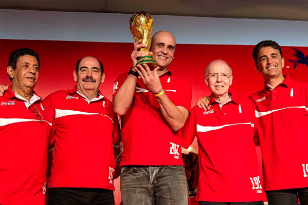 El trofeo la FIFA comenzó su gira en Brasil.