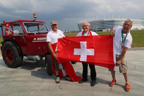 Un tractor y 1,200 millas: La curiosa historia de tres amigos para llegar a Rusia 2018