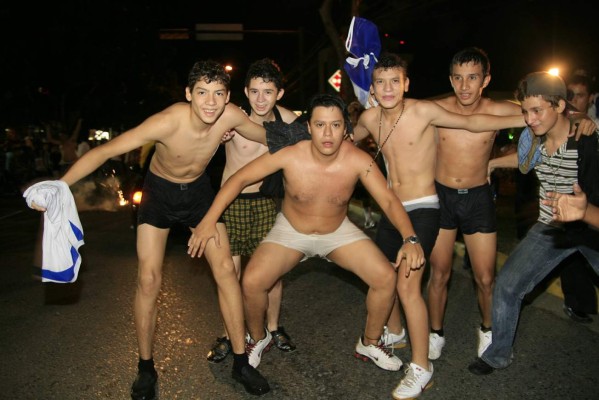 ¡Hace 11 años! Fotos inéditas de la desenfrenada celebración en Honduras tras clasificar al Mundial 2010