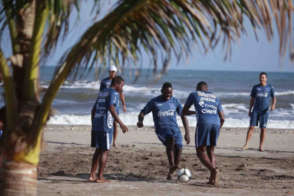 Selección de Honduras entrena en las playas.