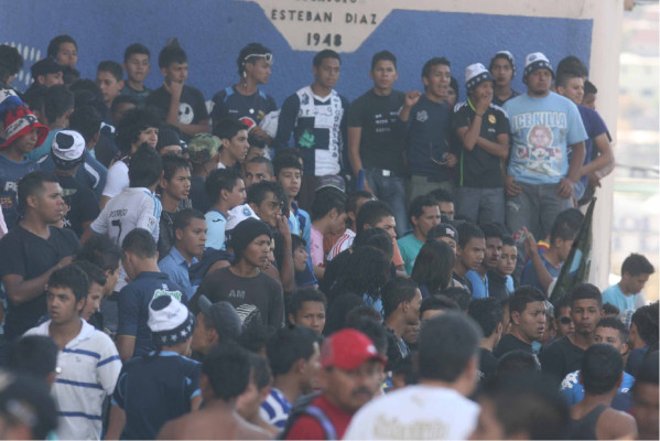 Barras de Olimpia y Motagua protagonizaron otro hecho bochornoso en Tegucigalpa.