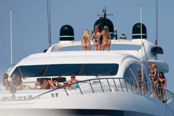¡Rodeado de mujeres! Las candentes vacaciones de Neymar en Ibiza y con la ex de Maluma