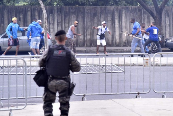 ¡Caos en Brasil! Desciende el Cruzeiro y el estadio se convierte en zona de guerra