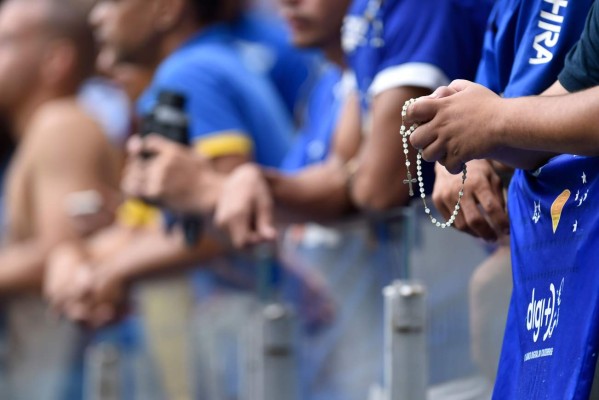 ¡Caos en Brasil! Desciende el Cruzeiro y el estadio se convierte en zona de guerra