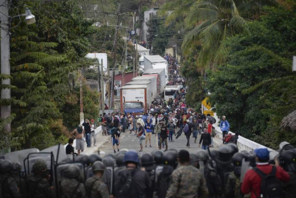 Gas lacrimógeno y mucho sufrimiento: Policía de Guatemala a golpes con caravana de inmigrantes hondureños