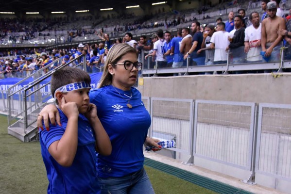 ¡Caos en Brasil! Desciende el Cruzeiro y el estadio se convierte en zona de guerra
