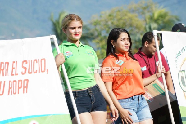 NO VISTE EN TV: Lluvia de huevos, pancartas en el Nacional y chicas lindas