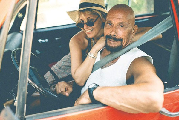 Impactantes fotos: Instructor de yoga tiene 95 años y aparenta la mitad