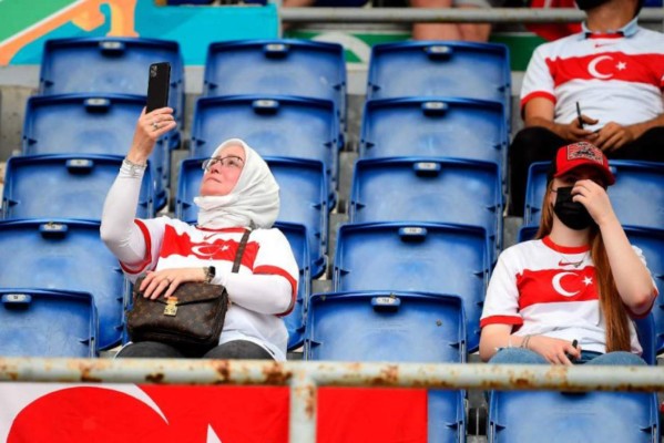 FOTOS: Las bellezas que adornaron el inicio de la Eurocopa 2021 y el balón llegó en 'carrito'&nbsp;&nbsp;