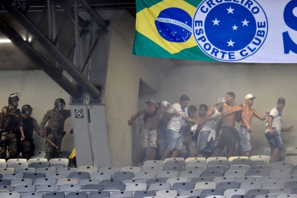 ¡Caos en Brasil! Desciende el Cruzeiro y el estadio se convierte en zona de guerra