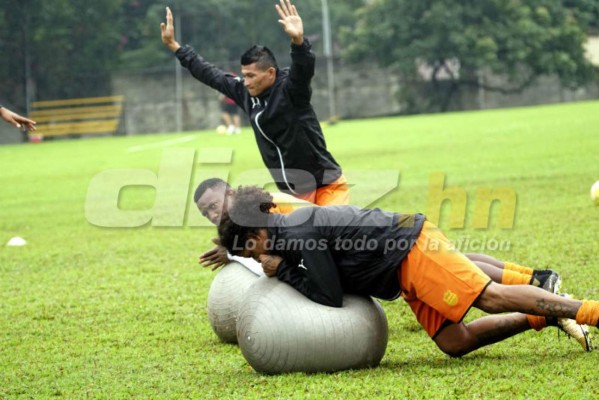 Entre regalos, jugando billar y muchas sonrisa se entrenó el Real España