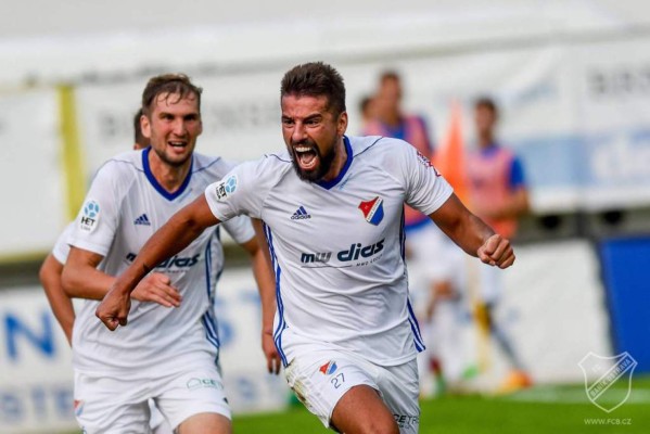 No están retirados: Reconocidos jugadores naufragando en ligas de bajo nivel