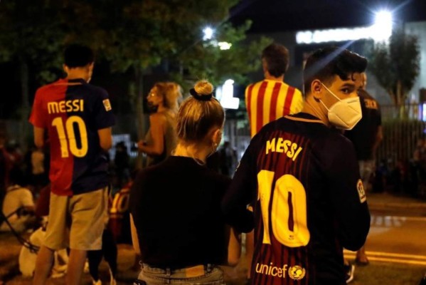 Messi pide irse del Barcelona y así reaccionan los aficionados en las afueras del Camp Nou