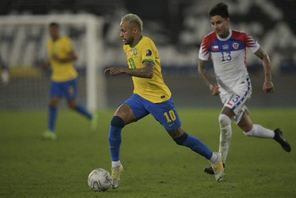FOTOS: El encontronazo de Neymar con el DT de Chile, Vidal llama 'payaso' al árbitro y el cariño entre barcelonistas