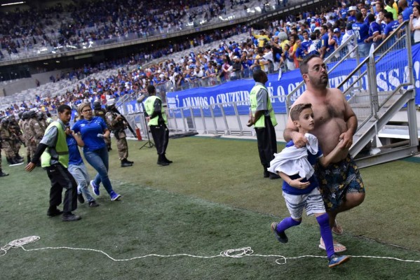 ¡Caos en Brasil! Desciende el Cruzeiro y el estadio se convierte en zona de guerra