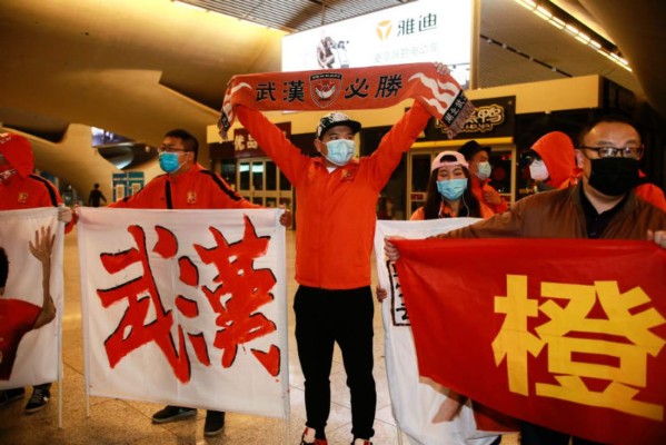 Futbolistas del Wuhan regresan a casa luego de tres meses de ausencia y son recibidos como héroes