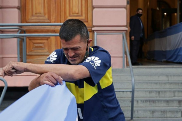 Desgarrador y todos llorando: Así le dieron el último adiós a Diego Maradona en Argentina&nbsp;&nbsp;