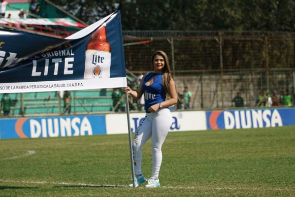 ¡Bellezas! El Yankel Rosenthal se viste de gala y nos muestra a sus muñecas