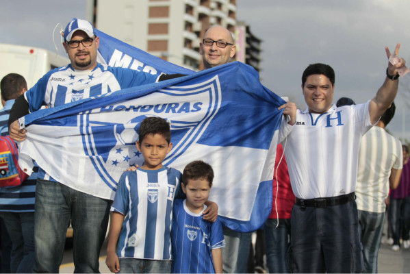 Ambiente en el partido Honduras vr Costa Rica.