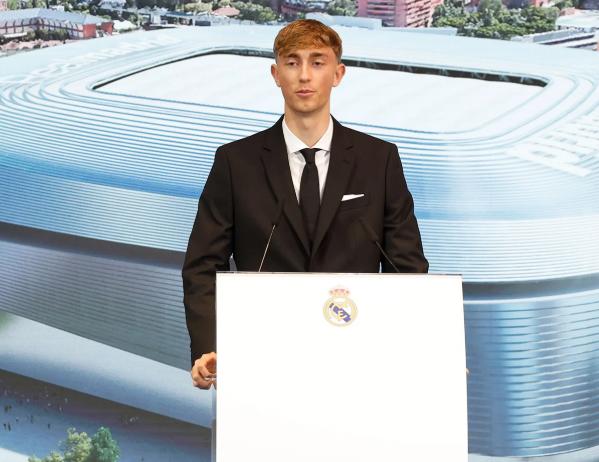 Real Madrid presentó a Huijsen: su contrato, el dorsal que eligió y ya es el defensor más caro en la historia del club