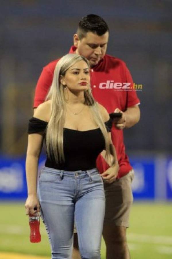 ¿Quién es? La preciosa rubia que se paseó por el Nacional durante el Motagua - Vida