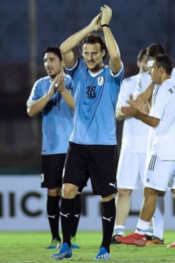 La emotiva despedida de Diego Forlán: Grandes estrellas de invitados y Luis Suárez de portero