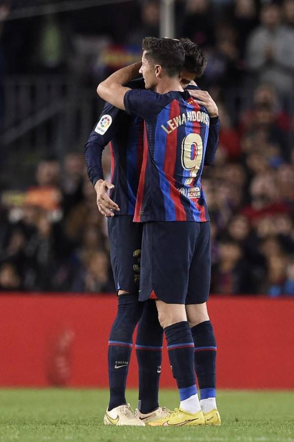 Con sus hijos, entre lágrimas y hasta le llevaron flores: la última noche de Piqué como jugador del Barcelona en el Camp Nou