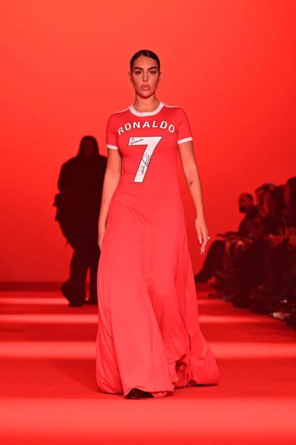 Georgina Rodríguez sorprendió en París con su atuendo: le rinde homenaje a Cristiano Ronaldo y la declaración de amor