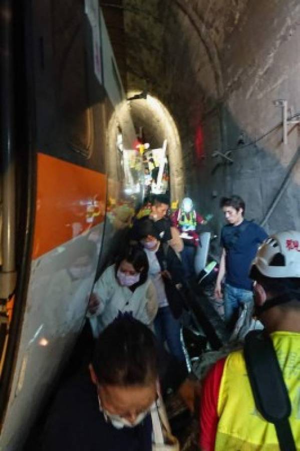 Las dramáticas imágenes de la tragedia en Taiwán: más de 50 muertos y cientos de heridos en un accidente de tren