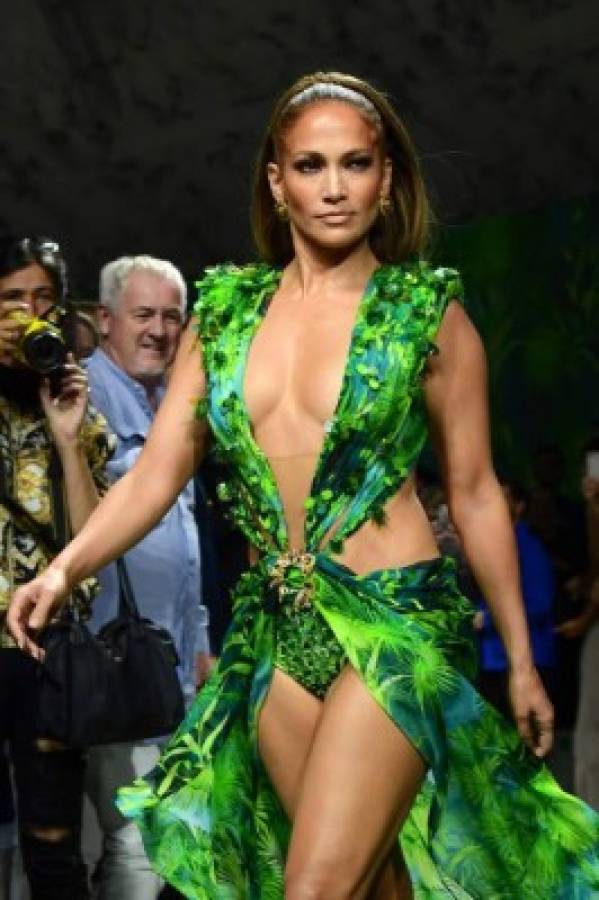 ¡Atrevida! Jennifer Lopez arrasa en la pasarela de Versace a sus 50 años